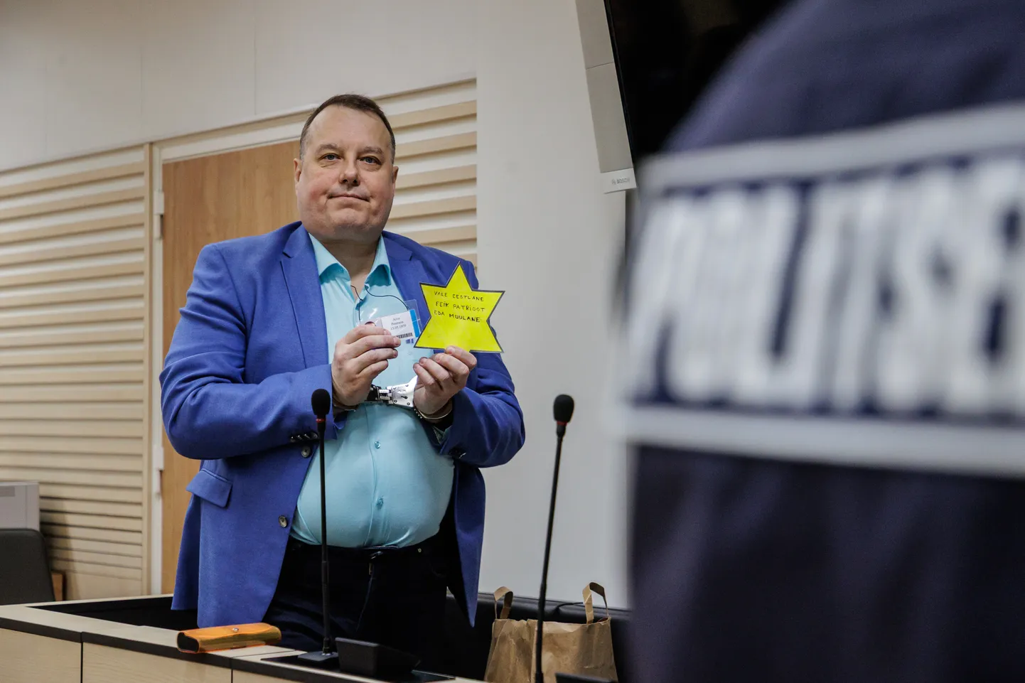 Eesti juudi kogukonna hinnangul labastas kollast Taaveti tähte käes hoidnud Aivo Peterson kohtuistungil holokausti sümbolit.
