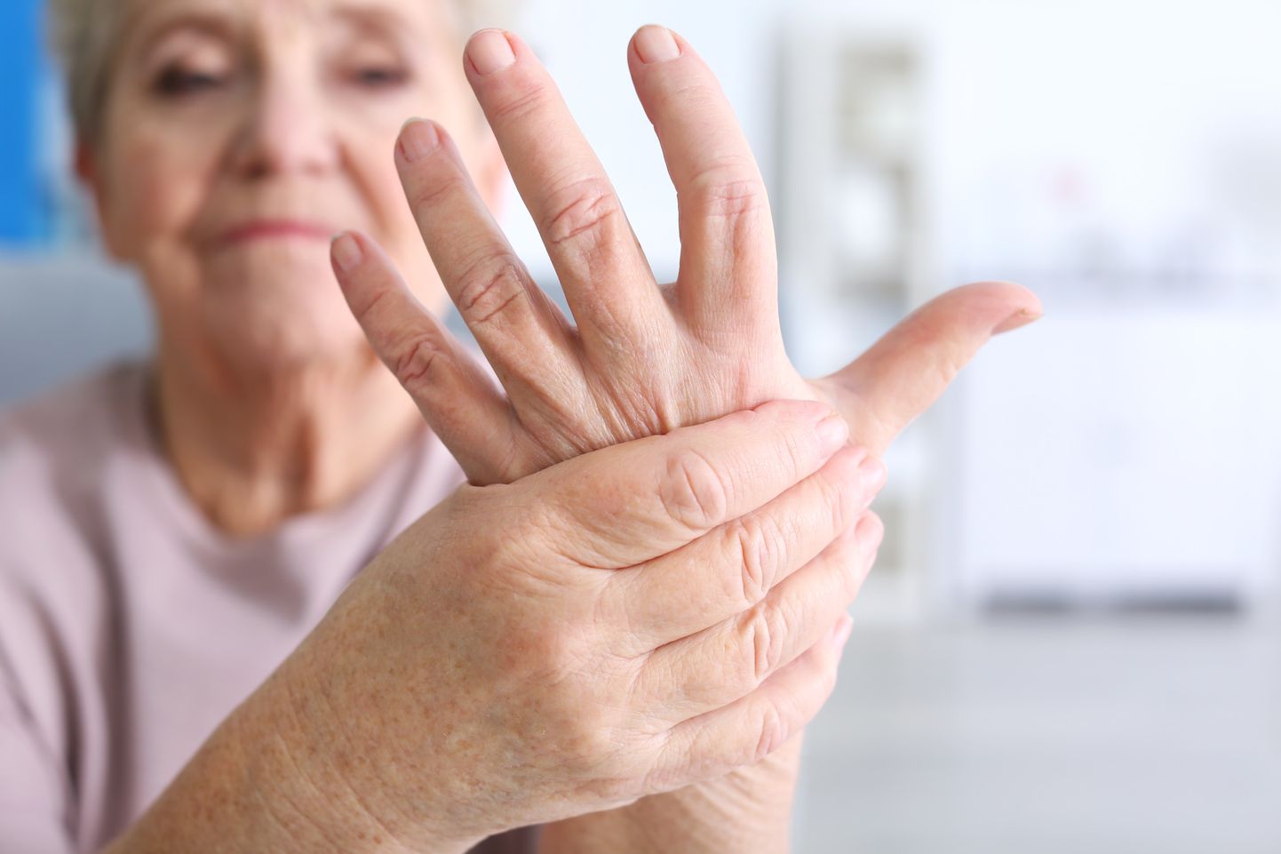 ALS algab sageli lihaste tõmblemisest ja jäseme nõrkusest või kõnehäirest. Haiguse üheks sümptomiks on käte nõrkus või kohmakus.