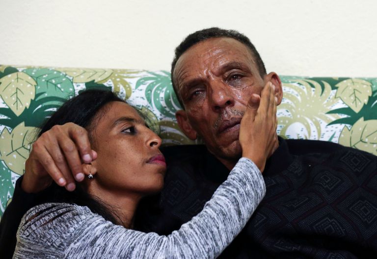 Addisalem Hadgu, Etioopia teletöötaja, kallistab tütar Danayt Addisalemi esimest korda üle 18 aasta Asmaras.