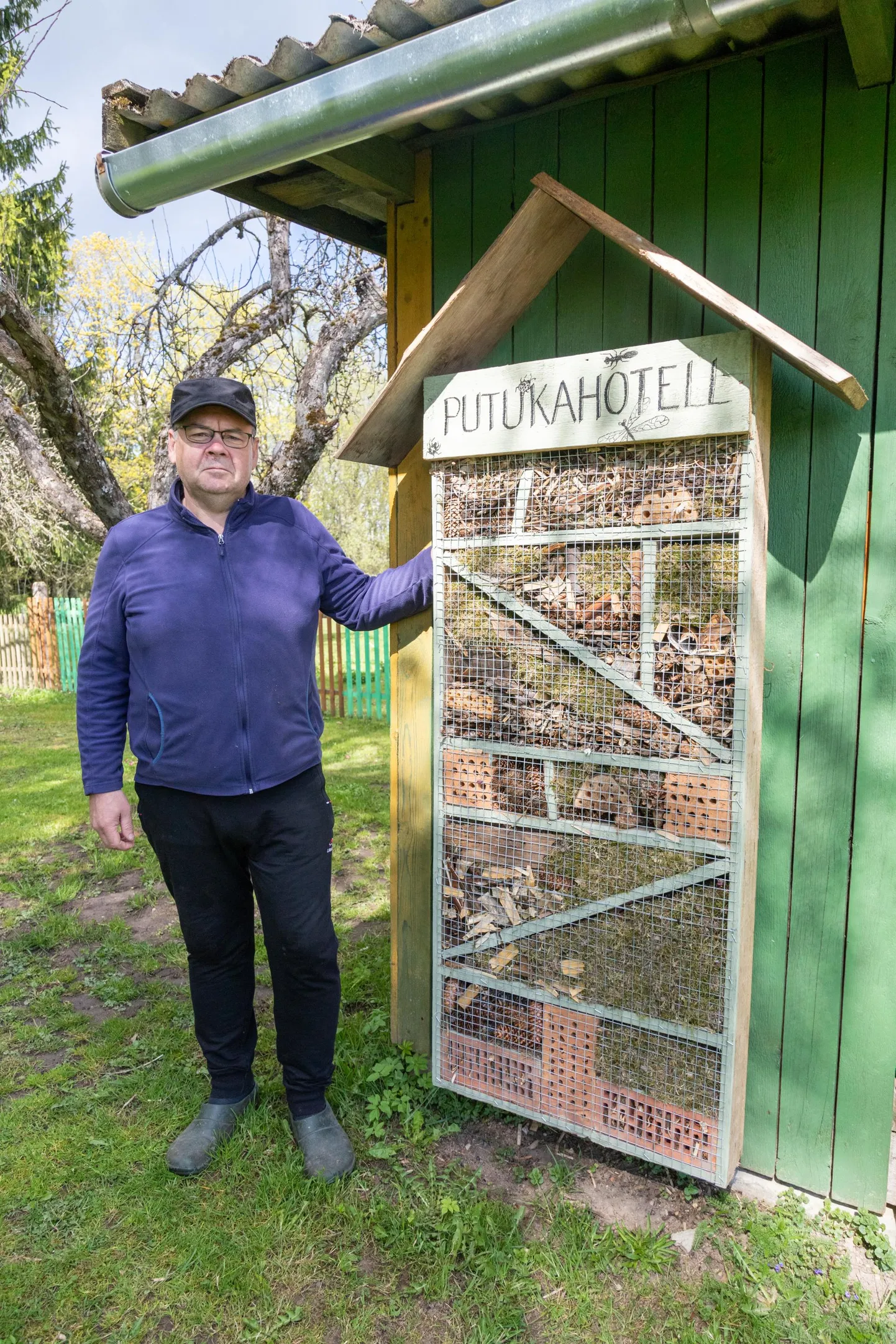 Sürgavere elanik Eero Jänes on ehitanud putukatele hotelli ehk pannud kokku kasti, mis võiks sitikatele hubast äraolemist pakkuda.