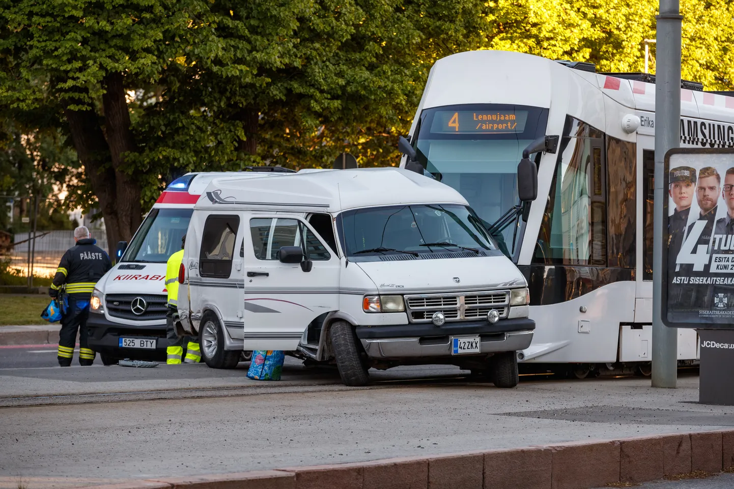 Liiklusõnnetus Pärnu maantee 127 lähedal. Tagasipöördekohal põrkasid kokku tramm ja väikebuss.