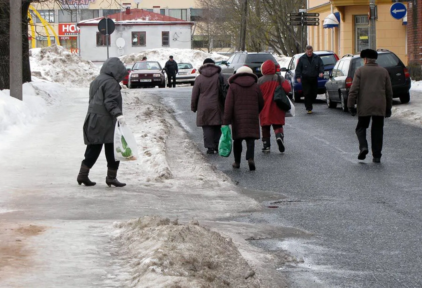 Osa jalakäijad ei hakanud Viljandis Kaalu tänava libedal kõnniteel tervisega riskima ja leidis kindla pinnase kõrval sõiduteel.
