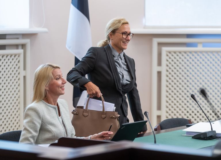 Eesti Elektri advokaat Silja Holsmer (istub) ja Raisneri advokaat Piret Blankin (parempoolne).