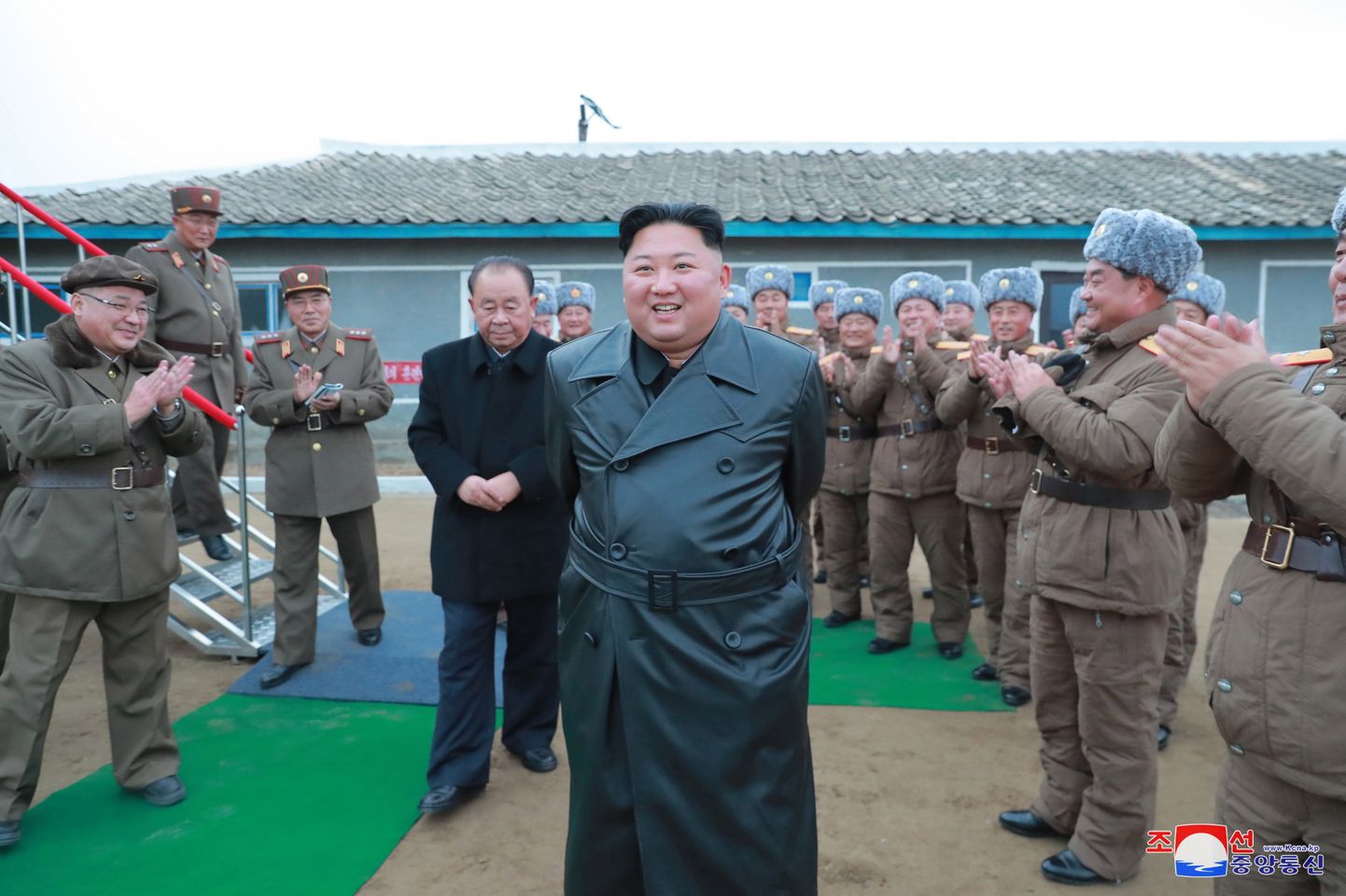Põhja-Korea liider Kim Jong-un saabub raketikatsetust jälgima.