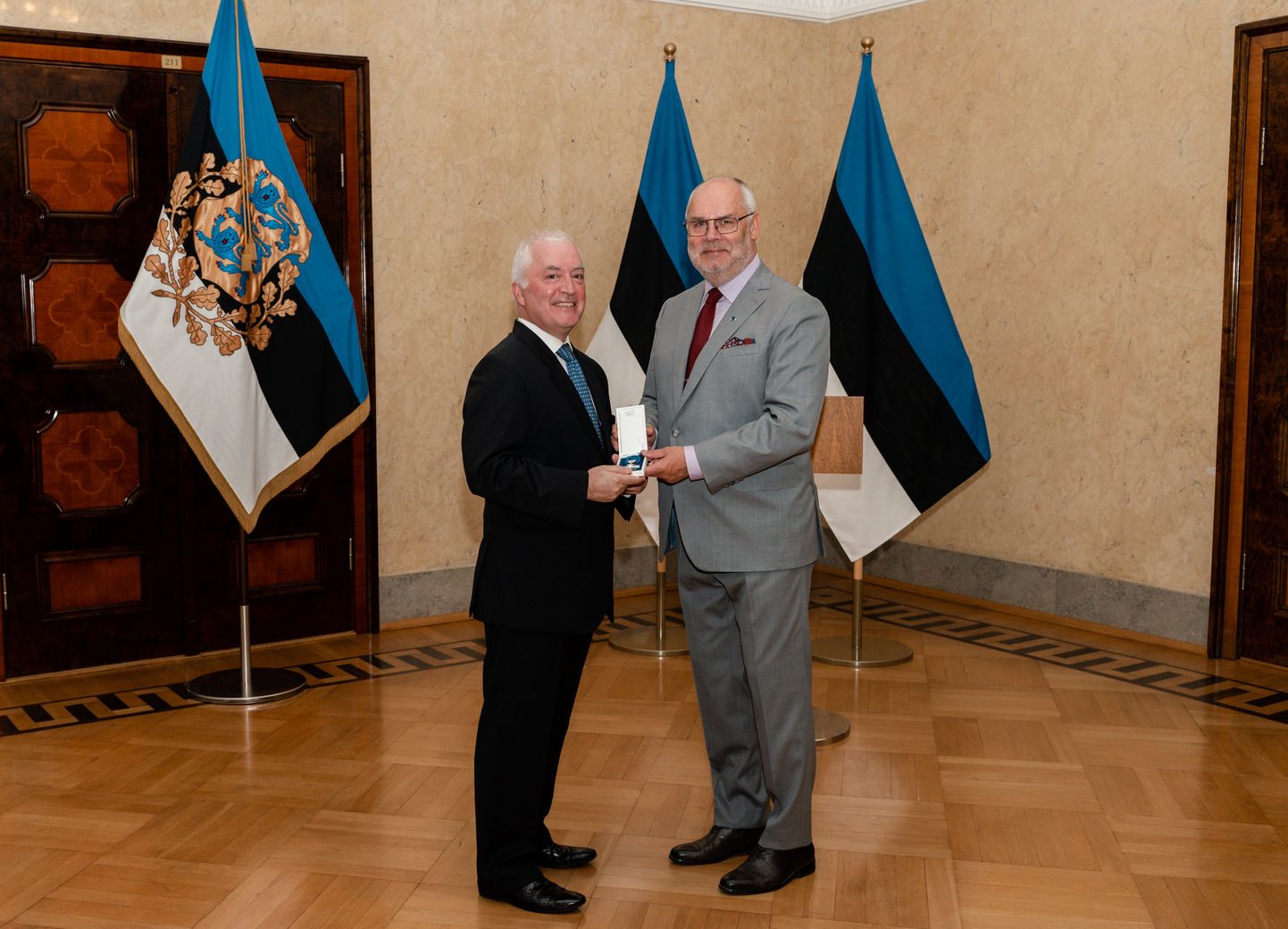 Президент Алар Карис вручил Крест Маарьямаа IV степени почетному консулу Эстонии в Чили Луису Фелипе Эрнсту Эдвардсу.