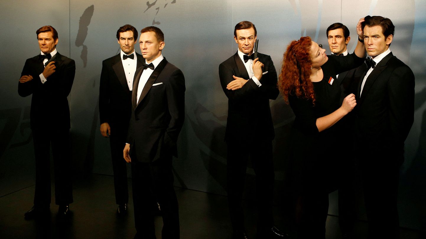 James Bondi kehastanud näitlejate vahakujud Berliinis Madame Tusaauds' muuseumis. Vasakult Roger Moore, Timothy Dalton, Daniel Craig, Sean Connery, George Lazenby ja Pierce Brosnan (L-R).