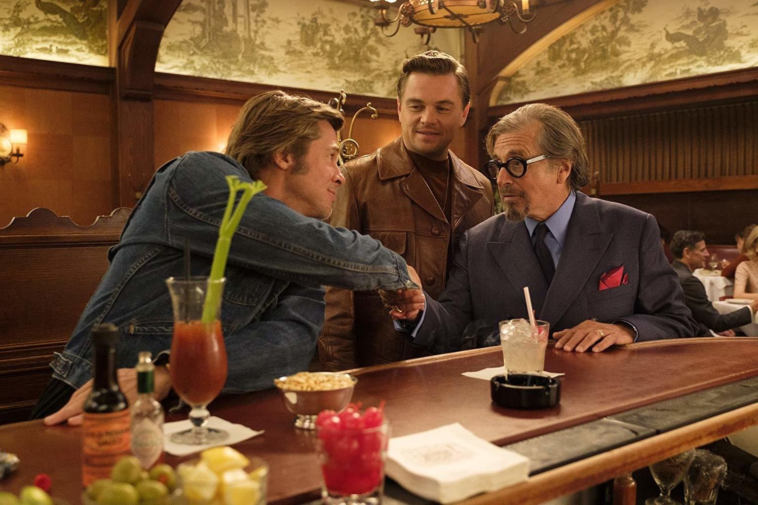 Brad Pitt, Leonardo DiCaprio ja Al Pacino filmis «Ükskord Hollywoodis». FOTO: Kaader Filmist