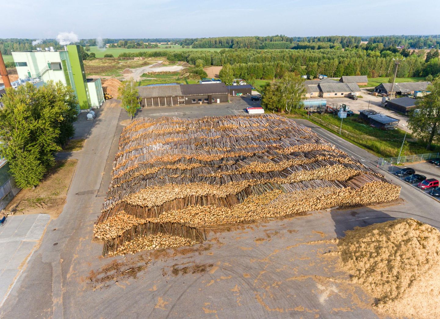 Palgivirnad, mida kasutatakse pelletite tootmiseks ning koostootmisjaama töös hoidmiseks, Helme Graanul OÜ tootmiskompleksis Valgamaal Tõrva vallas Patkülas.