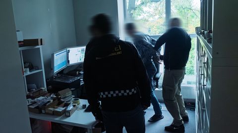ФОТО И ВИДЕО ⟩ В ходе международной операции полиция ликвидировала IT-инфраструктуру SIMbox; задержаны несколько человек