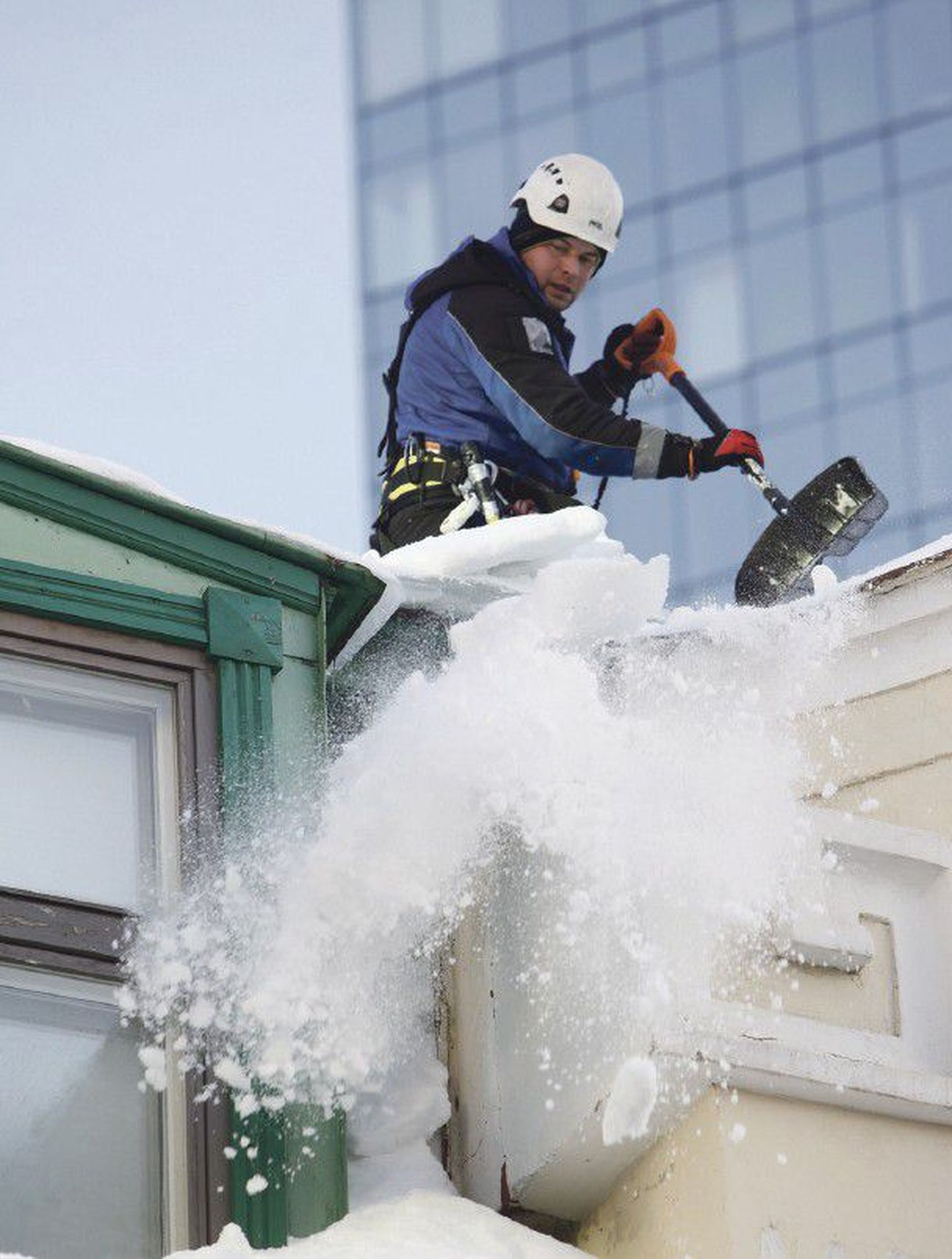 Lumi tuleb katustelt koristada probleeme ennetades ja ohutult.