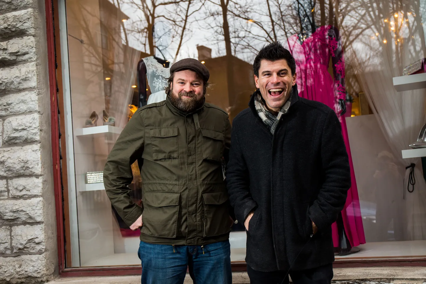 Eesti juurtega Kanada stand-up koomik Glenn Wool ja Comedy Estonia eestvedaja Louis Zezeran leiavad, et populaarsuse saavutamiseks ei pea kleiti kandma.