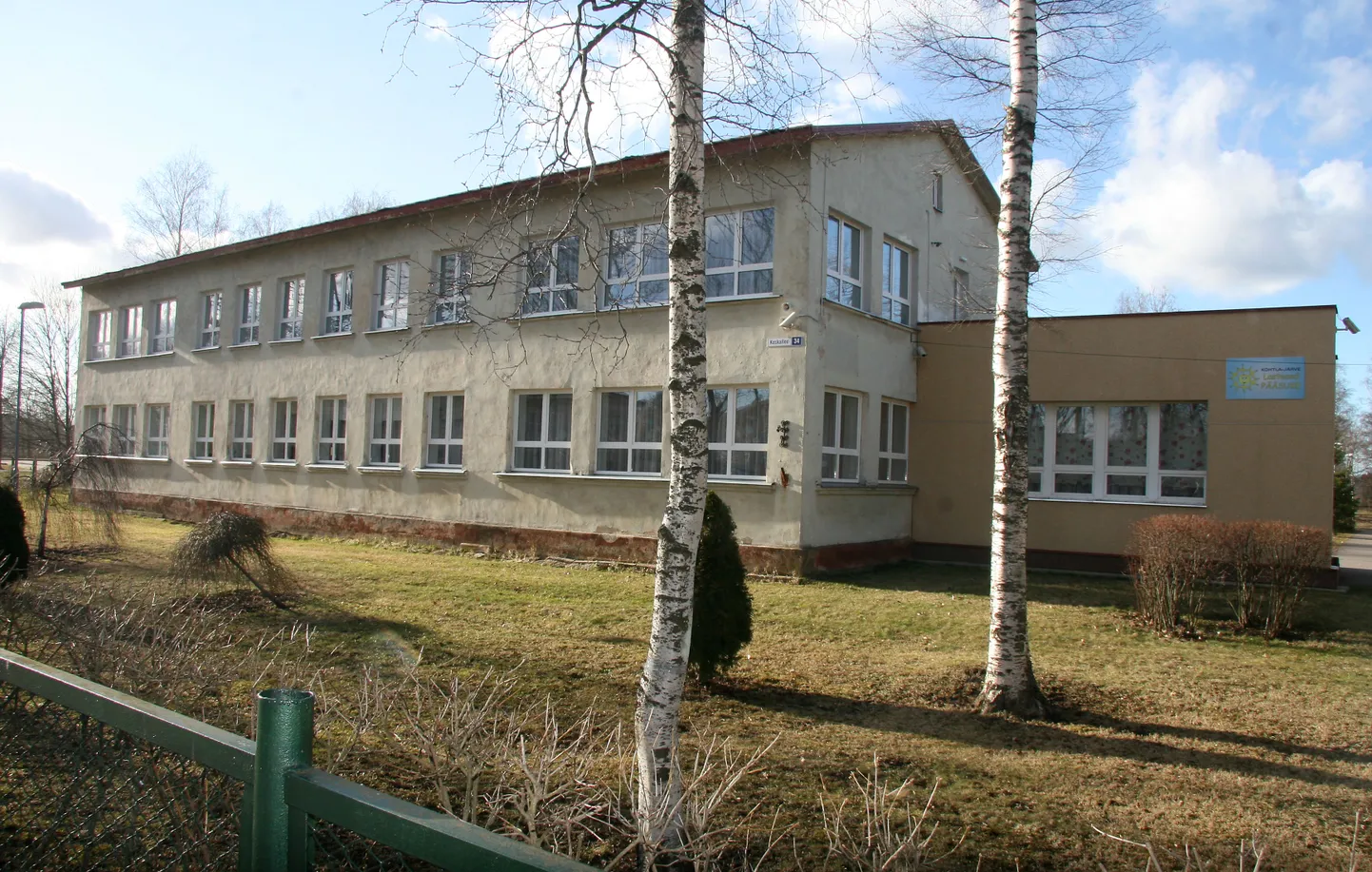 Lasteaed Pääsuke tegutses mitu aastakümmet ööpäevaringse asutusena. Viimastel aastatel pole seal öörühma olnud, ent lasteaia töötajad on valmis ka öösel tööd tegema, kui selleks vajadus peaks tekkima.