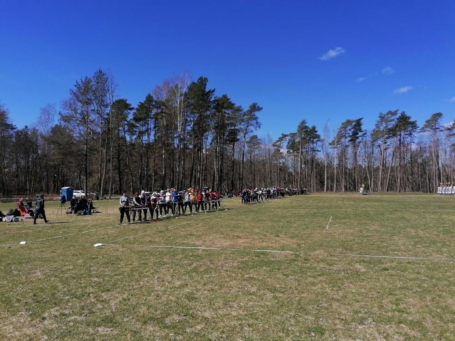 Kuigi Eestis on ilm vibulaskmiseks veel päris külm, sõitis Eesti eri paigust ja Lätist Tammiste vibustaadionile välishooaega avama sadakond sportlast.