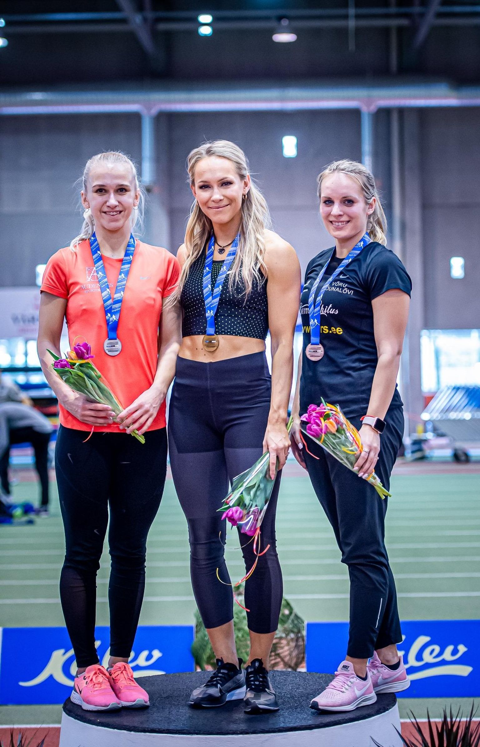 Võrulased Õilme Võro (keskel) ja Kristin Saua (paremal) murdsid 200 meetri jooksus end isiklike rekorditega poodiumile.