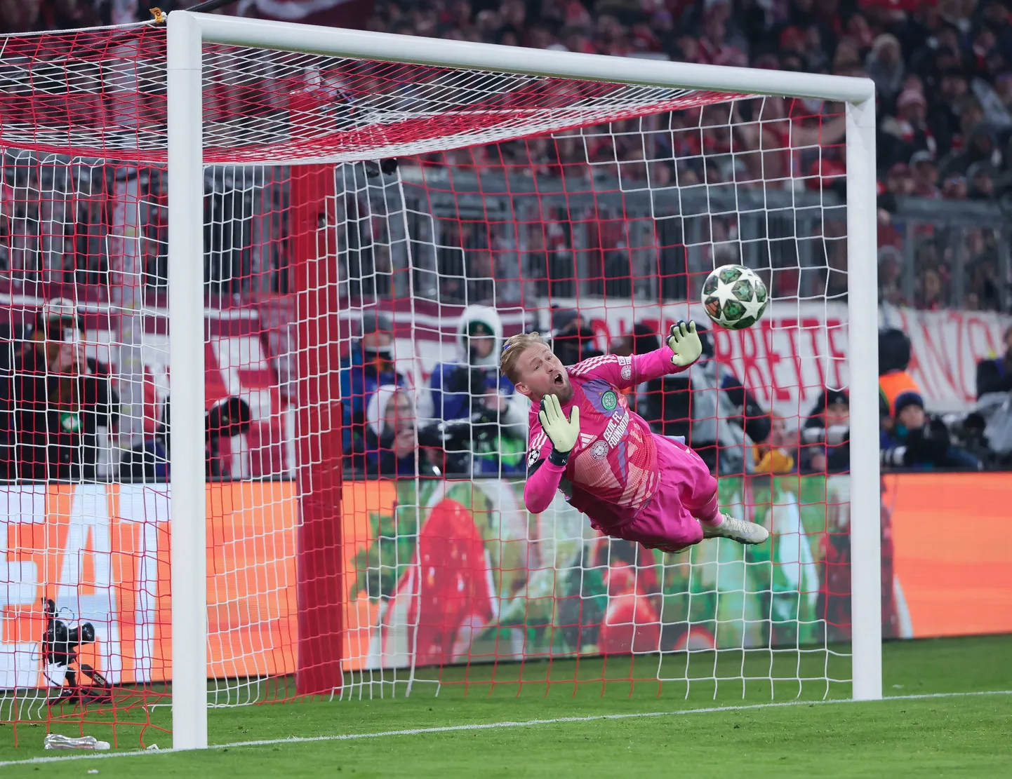 Celticu väravavaht Kasper Schmeichel tõrjus Münchenis kaheksa Bayerni mängijate pealelööki, kuid üheksandat enam ei suutnud.