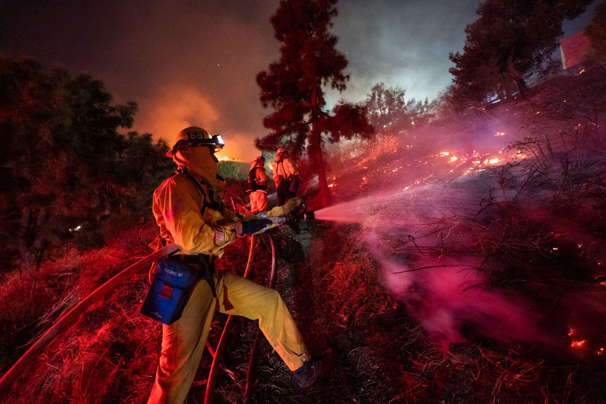 Tuletõrjujad võitlemas leekidega Getty keskuse lähistel Los Angeleses.
