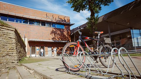 Šveitslaselt võeti Narvas ära survepesur, venelaselt diskoripult