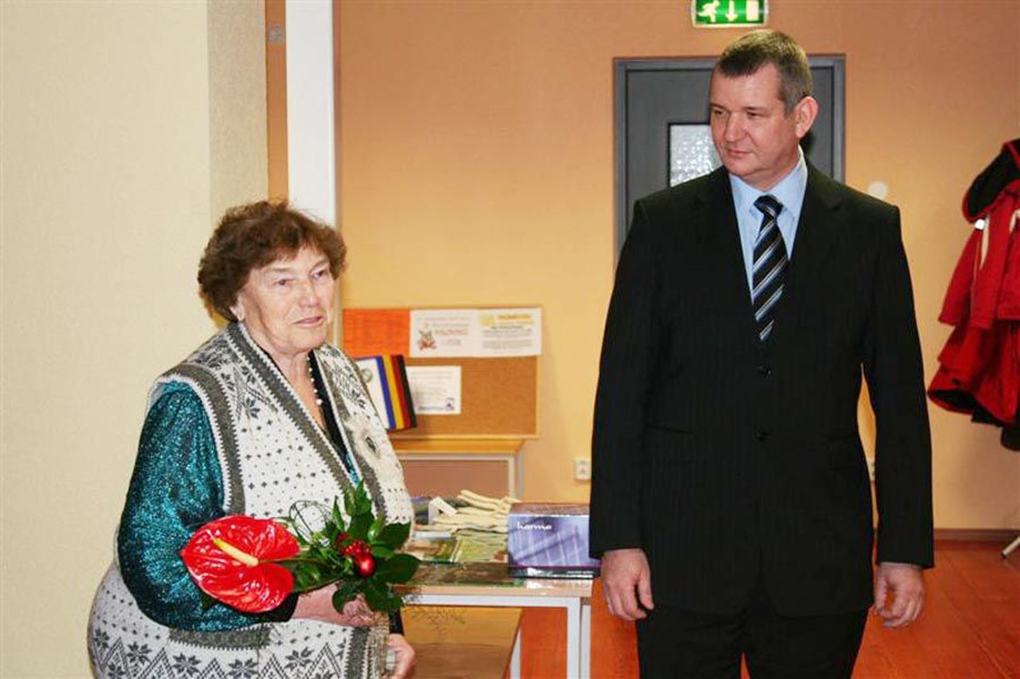 Viljandi maavanem Lembit Kruuse õnnitles sellel aastal kodanikupäeva aumärgi saanud Asta Jaaksood.