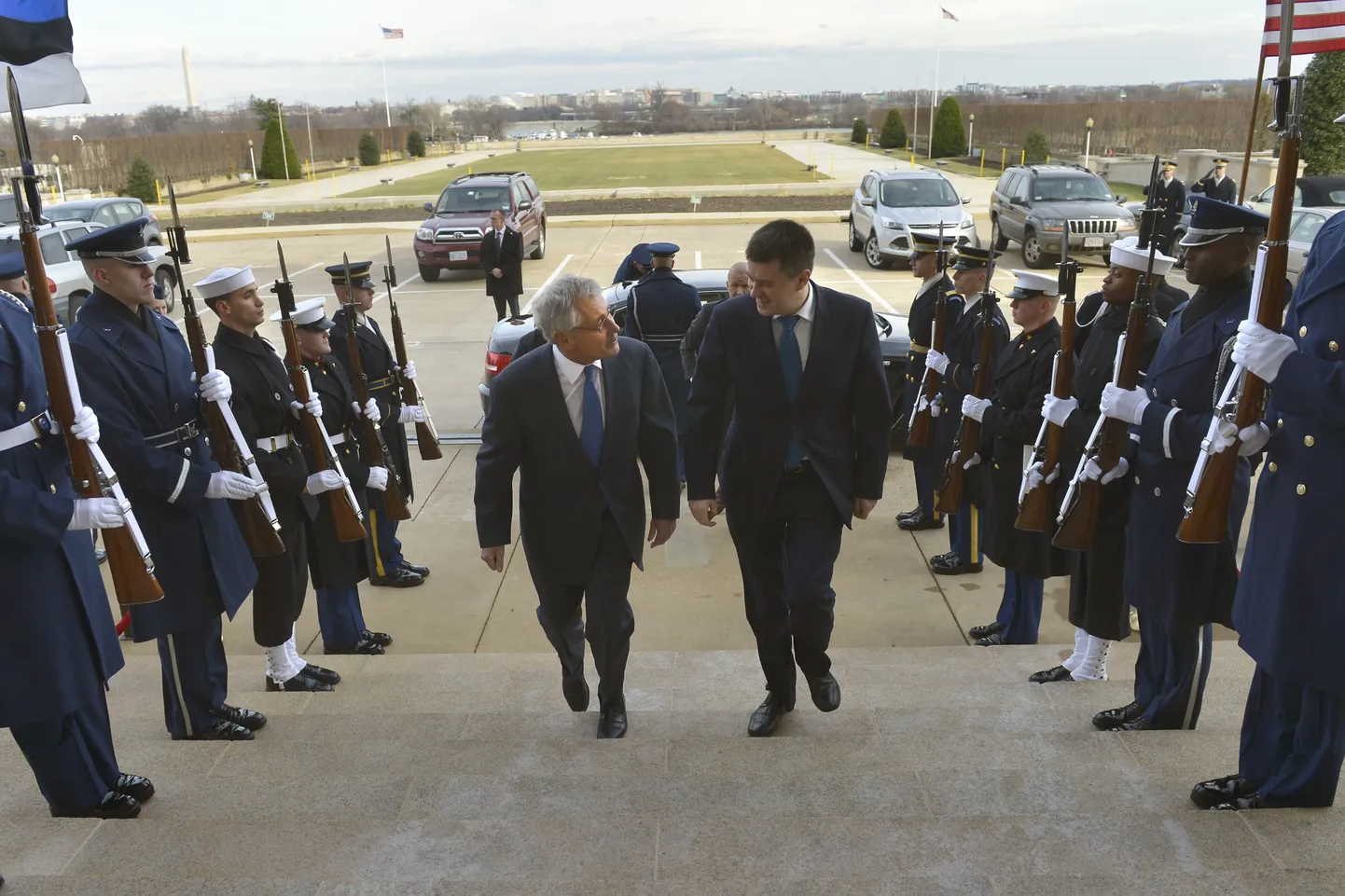 Ameerika Ühendriikide kaitseminister Chuck Hagel koos kaitseminister Urmas Reinsaluga eile Pentagonis.