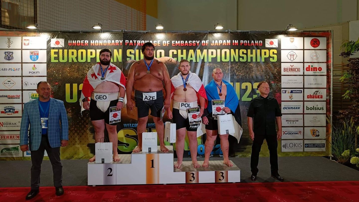 Valgalane Xsander Solbaja (fotol paremalt teine) võitis Poolas sumomaadluse U21 ja U23 Euroopa meistrivõistlustel kummaski vanuserühmas +115 kg kaalukategoorias pronksmedali.