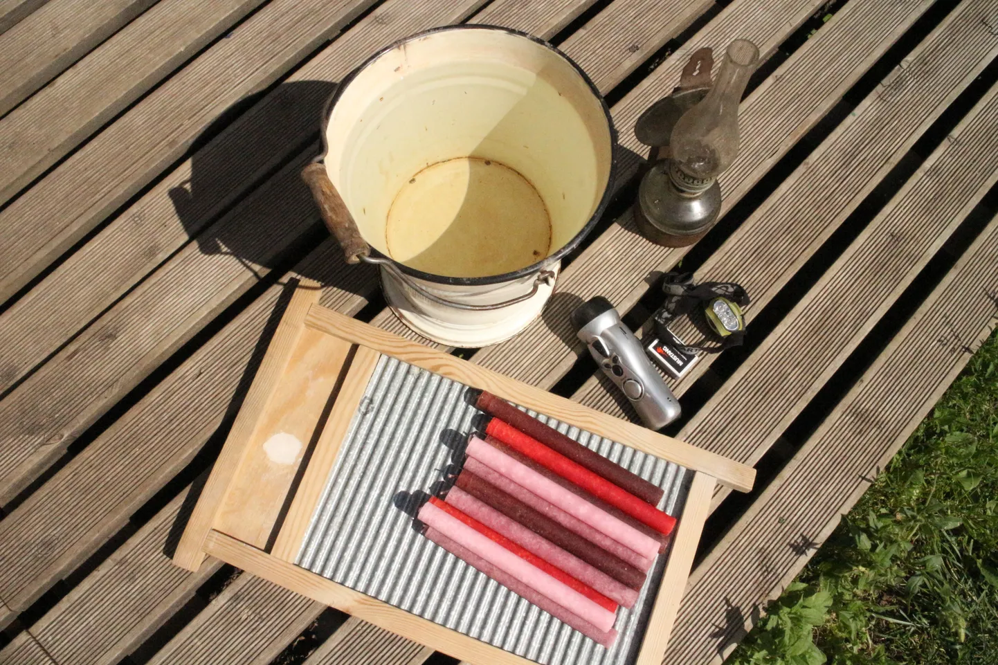 Elektrita elus nädala jooksul tarvitamist leidnud põhivarustus: küünlad, petrooleumilamp, tikud, tasku- ja pealamp, pesulaud.