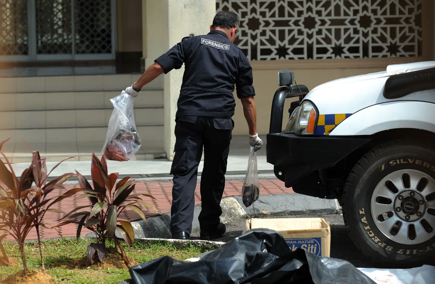 Indoneesia politseinik koristamas seapäid mošee juurest.