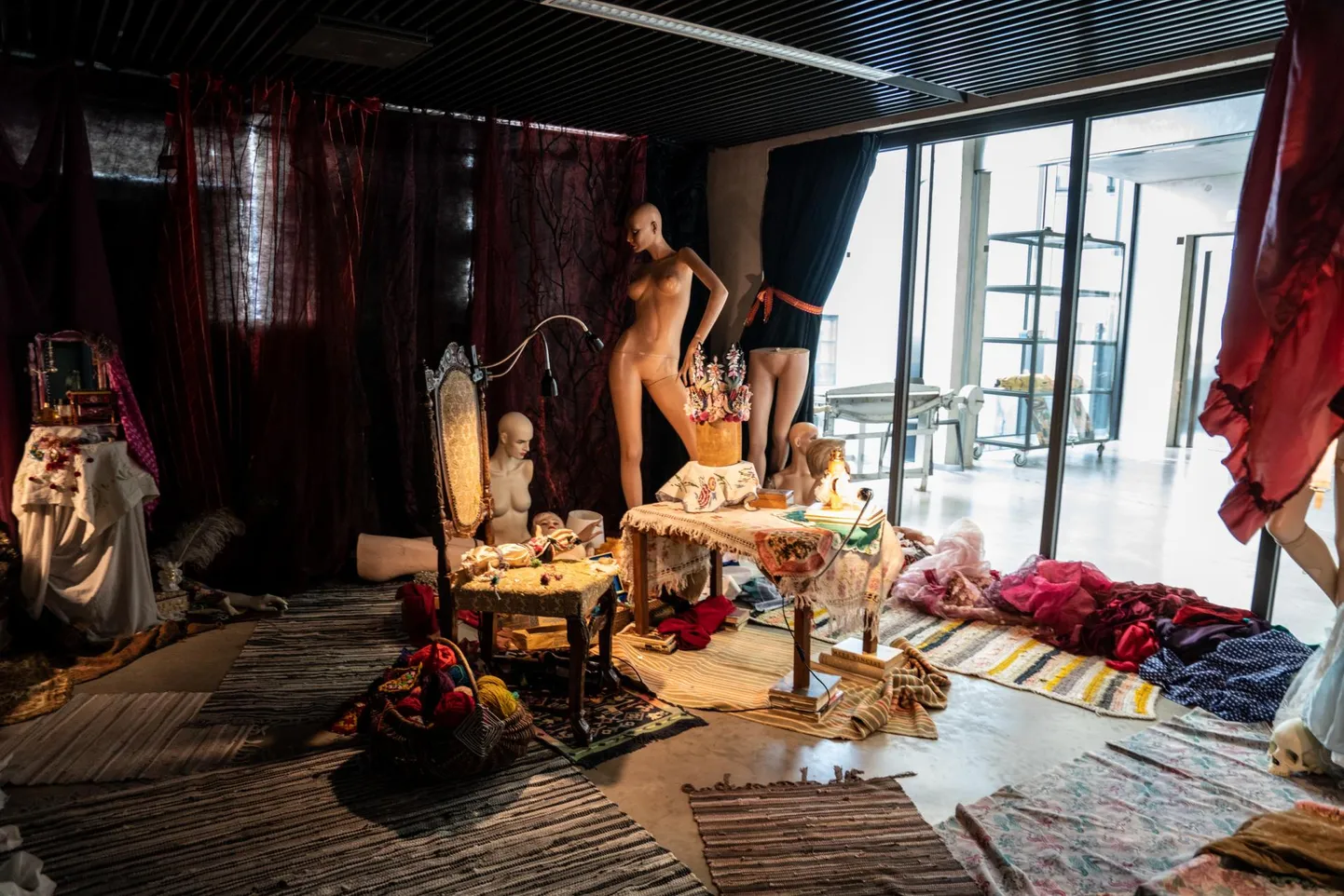 Näitusel olid teosed jaotatud ruumiliselt kahte ossa: mõnedel oli kasutada klassiruum, teised olid maja peal avatud osades. FOTO: Evert Palmets