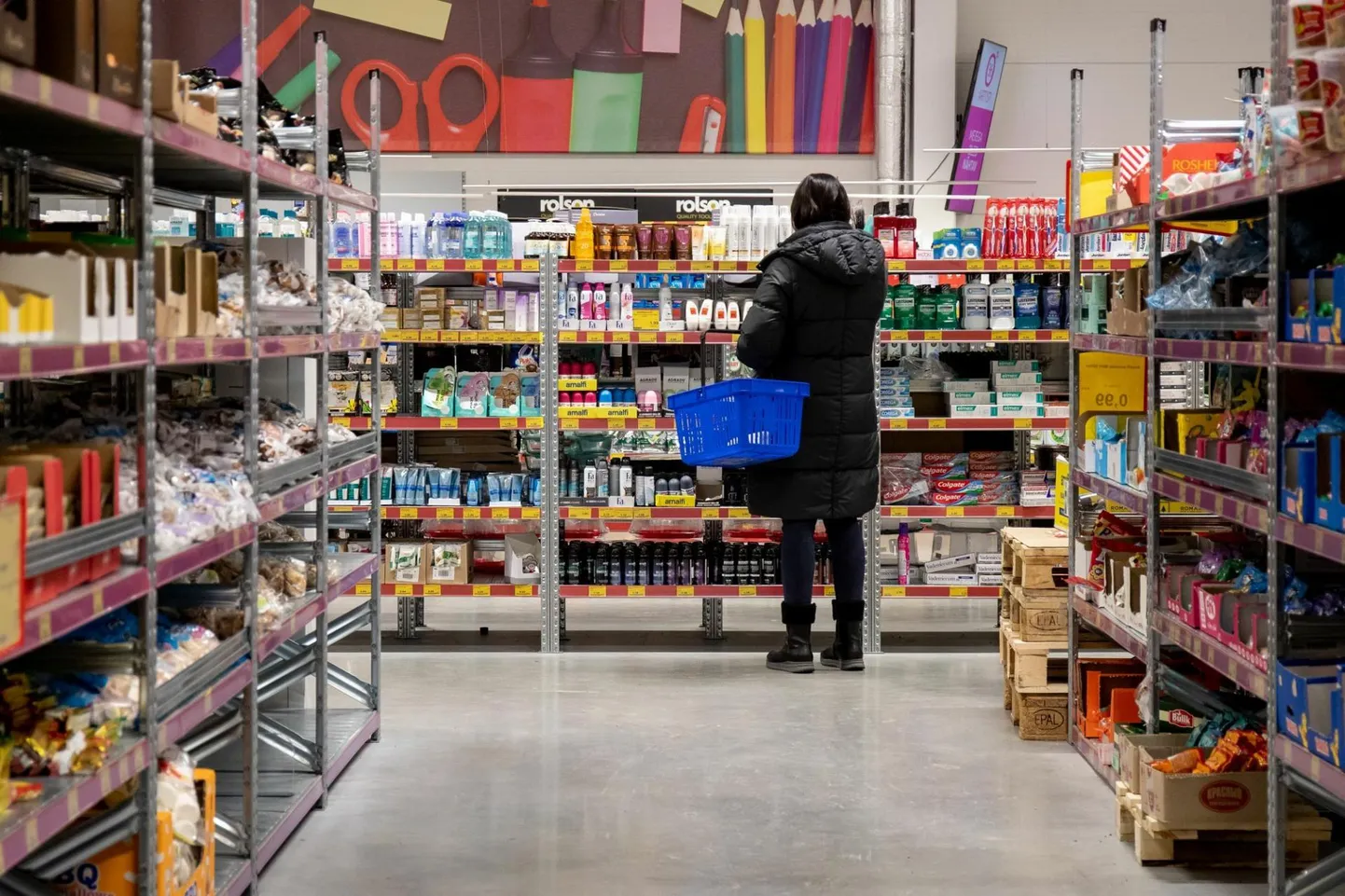 Покупатель ищет лучшие предложения в магазине. В новом году эстонцев ждет очередное повышение цен.