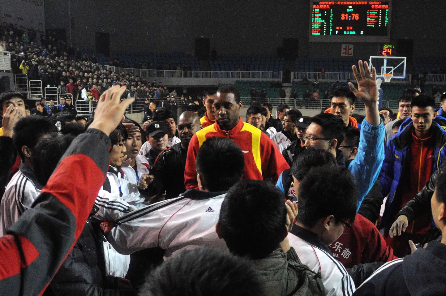 Tracy McGrady (keskel) on Hiinas tõeline staar