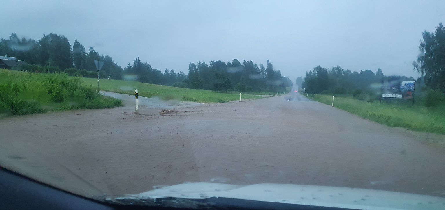 Põlvamaal Moostes on sõidutee tulvaveest üle ujutatud.