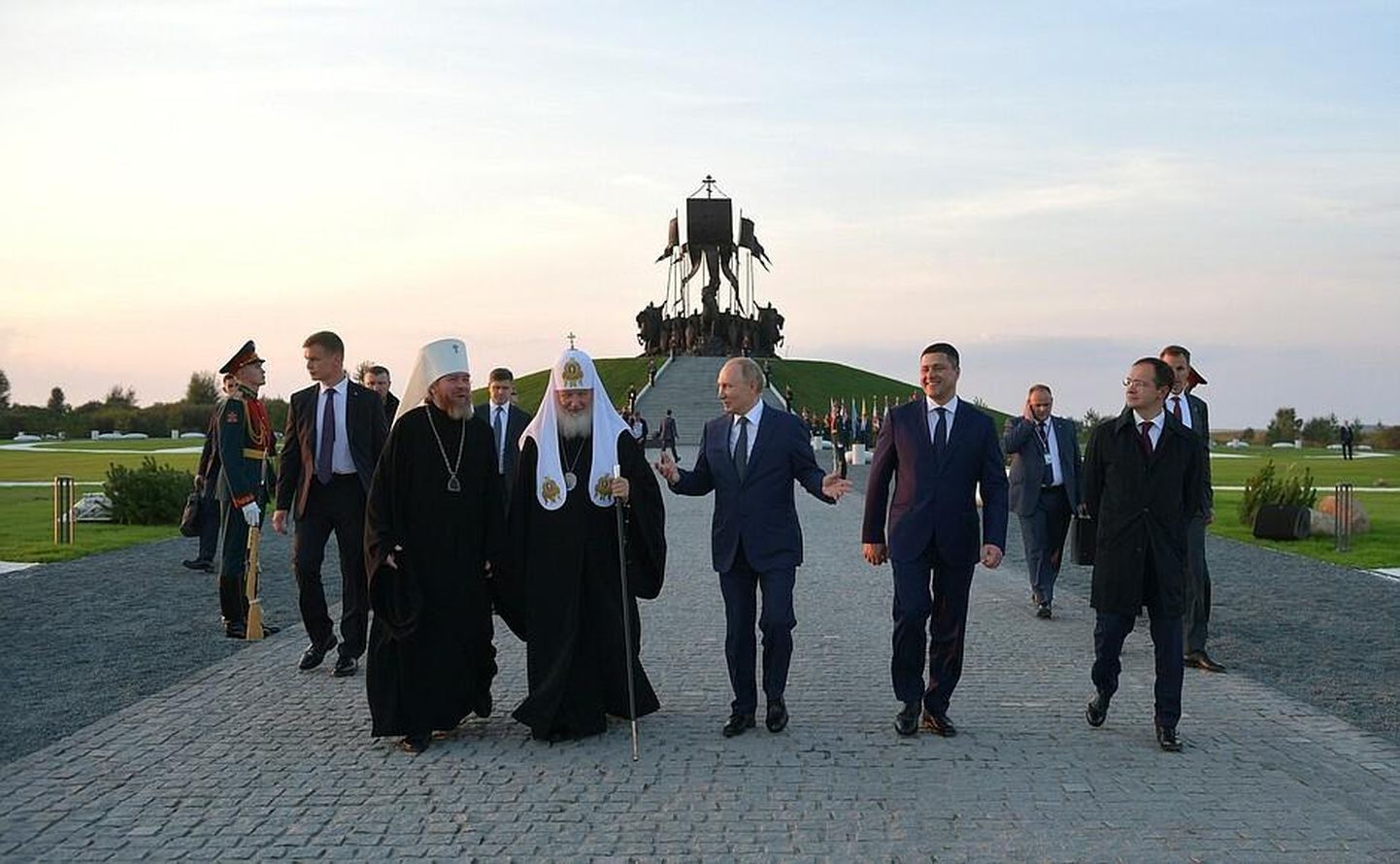 Venemaa president Vladimir Putin koos patriarh Kirillusega pärast Aleksander Nevskile ja 1242. aasta Jäälahingule pühendatud mälestusmärgi avamist Lämmijärve ääres Samolvas (Samblakülas) 11. septembril 2021.