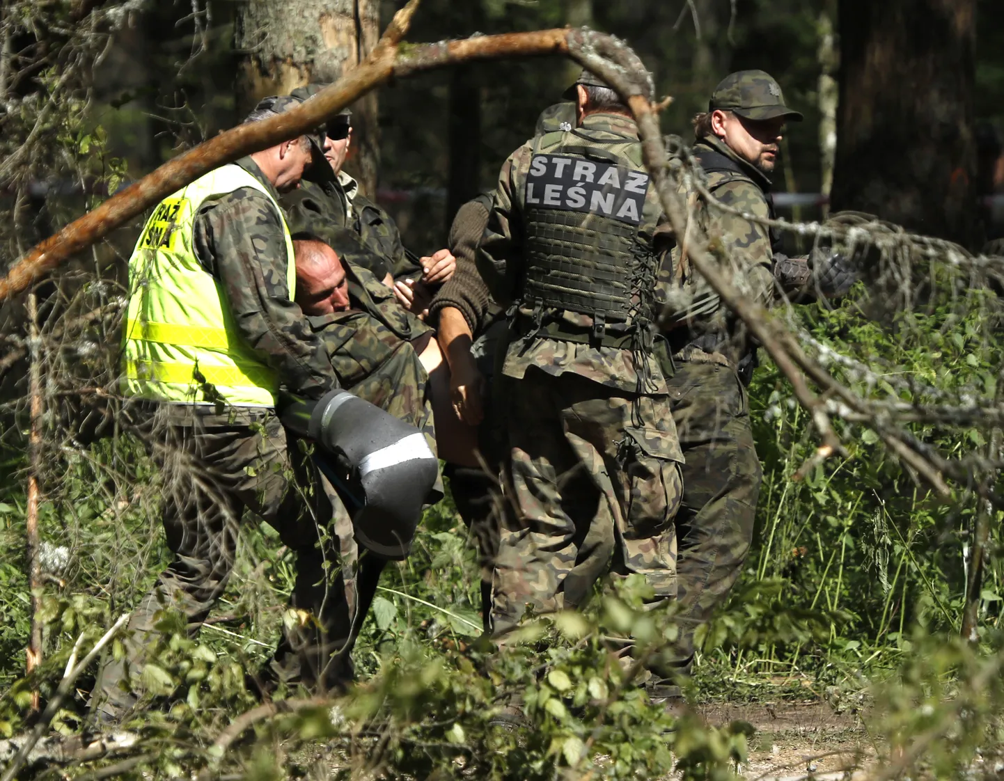 Võimuesindajad lohistamast Białowieża metsast välja mullu augusti lõpus seal protestinud keskkonnaaktivisti.