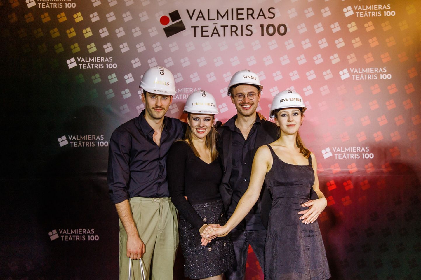 No labās: Valmieras teātra aktieri Aksels Aizkalns, Diāna Krista Stafecka, Sandis Runge un Ieva Estere Barkāne