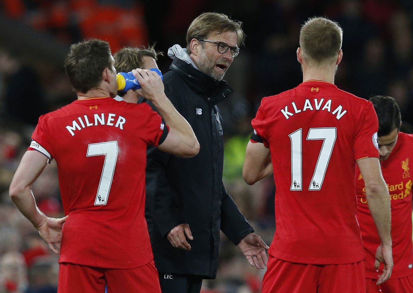 James Milner ja Ragnar Klavan koos Liverpooli peateeneri Jürgen Kloppiga.
