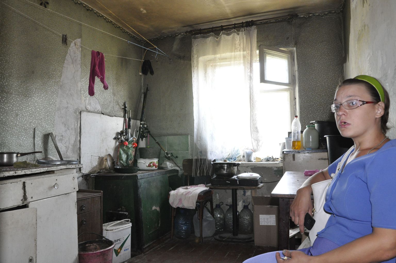 Pidevad pommitamised elas Lena «Luganski vabariigis» oma kolme väikse lapsega üle, järgmine katsumus on pidev puudus normaalsest toidust ja ravimitest ning kuidas elada üle talv mürsuplahvatuste lööklainetest tõsiselt kannatada saanud majas.