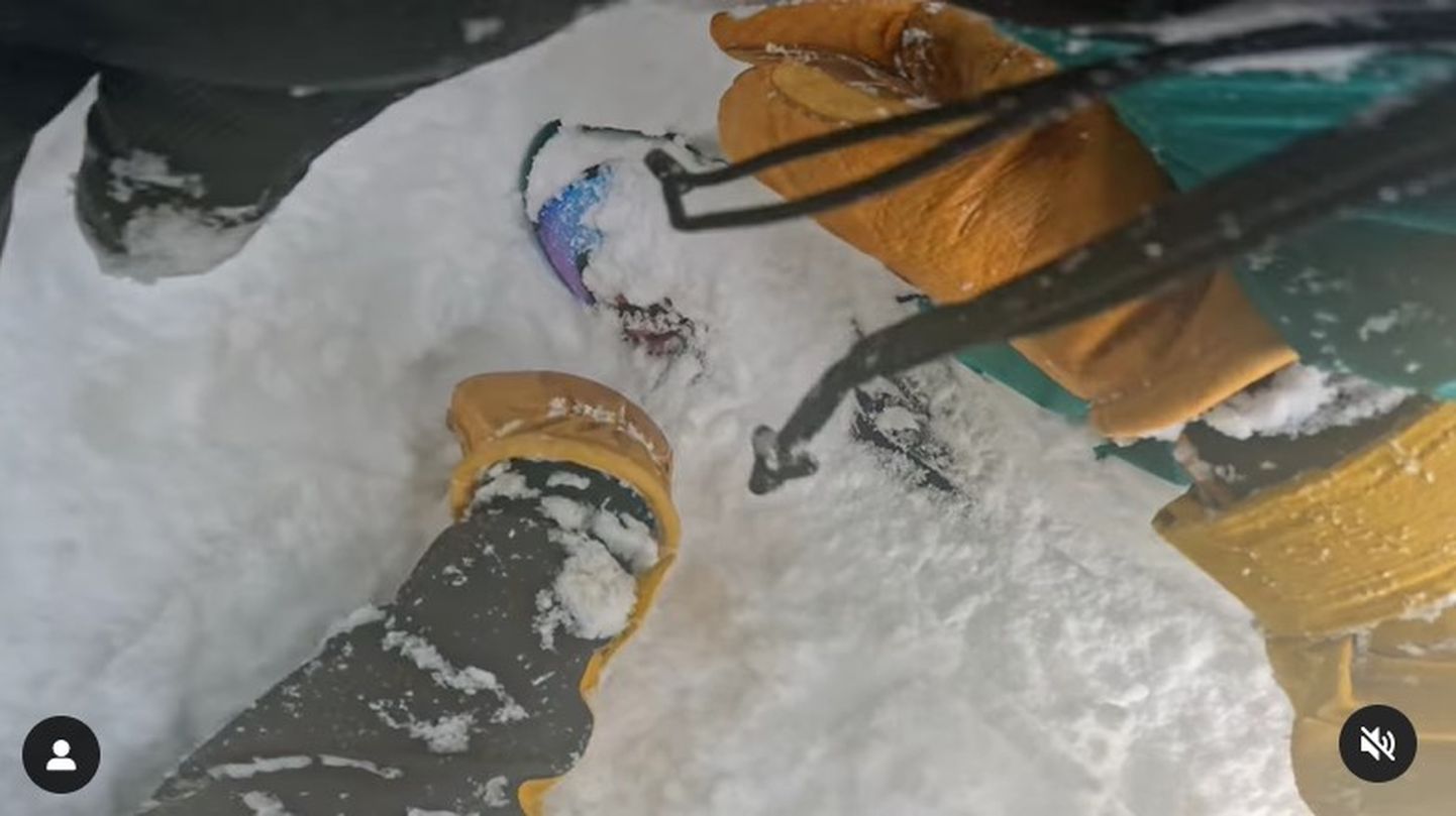 Фрэнсис Цубер откопал попввшего в снежную ловушку сноубордиста.