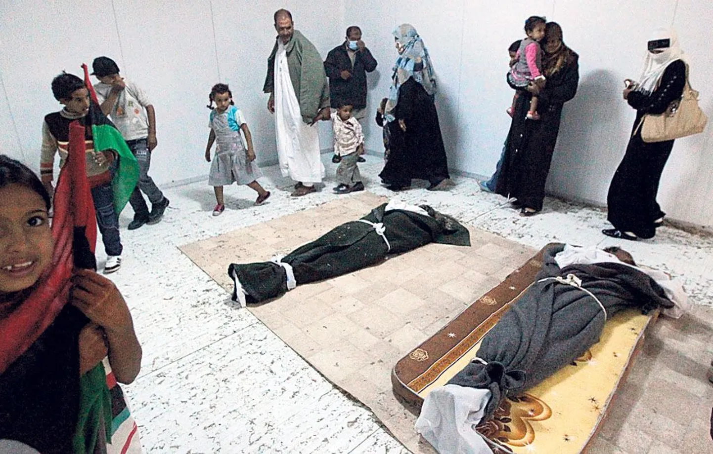Tuhanded liibüalased käisid isegi koos lastega vaatamas Gaddafi ja tema lähikondsete surnukehi.