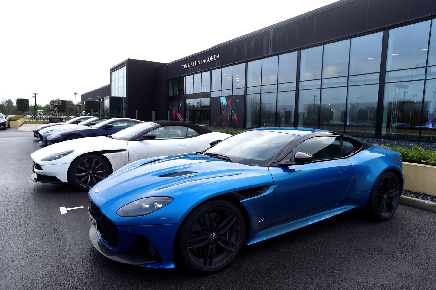 Automašīnas pie Aston Martin rūpnīcas Velsā