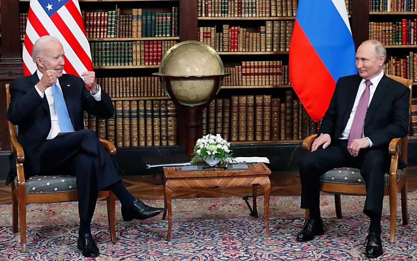 Joe Biden ja Vladimir Putin eile Genfis ajakirjanike ees, enne kui suletud uste taha läbirääkimisi pidama lahkuti.