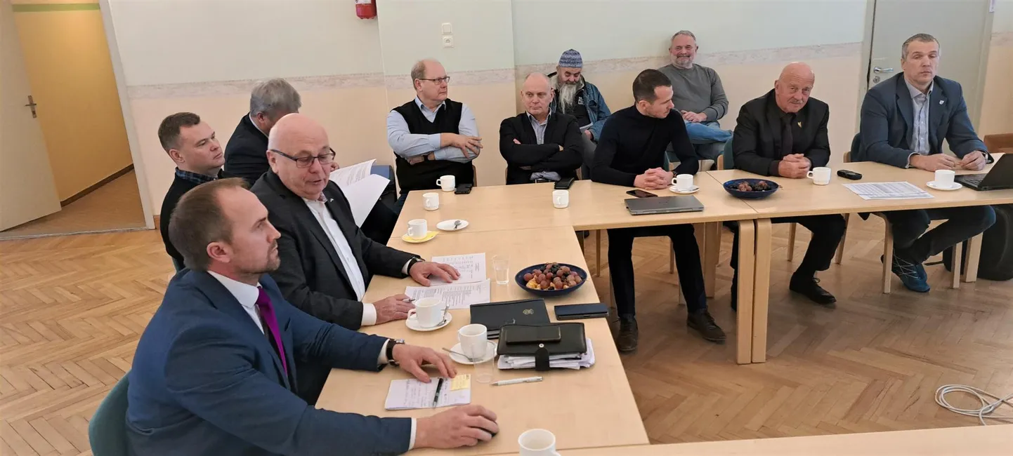 Praegu juhivad VIROL-it veel Sven Hõbemägi (esiplaanil) ja Einar Vallbaum (vasakult teine), kellel tuleb esimesele nüüd järglane leida.