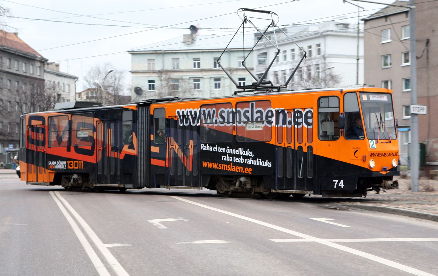 SMS-laenu reklaamiv tramm Tallinnas.
