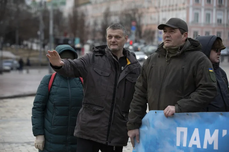 Jaroslav Bondarenko (vasakul) püüdis väärikuse revolutsiooni sündmuste ajal hoida kuumaverelisi noori tagasi, et nad ei tormaks kindlasse surma. Mõne puhul see õnnestus, mõne puhul mitte.