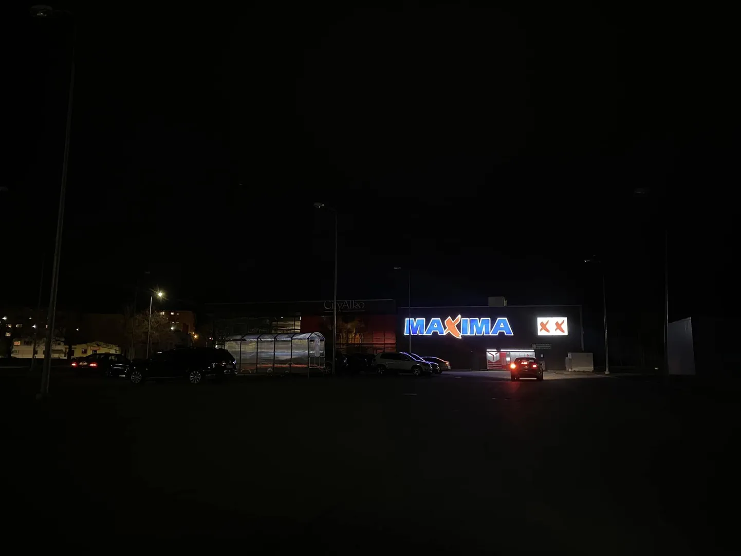 Kohtla-Järve Maxima parkla.