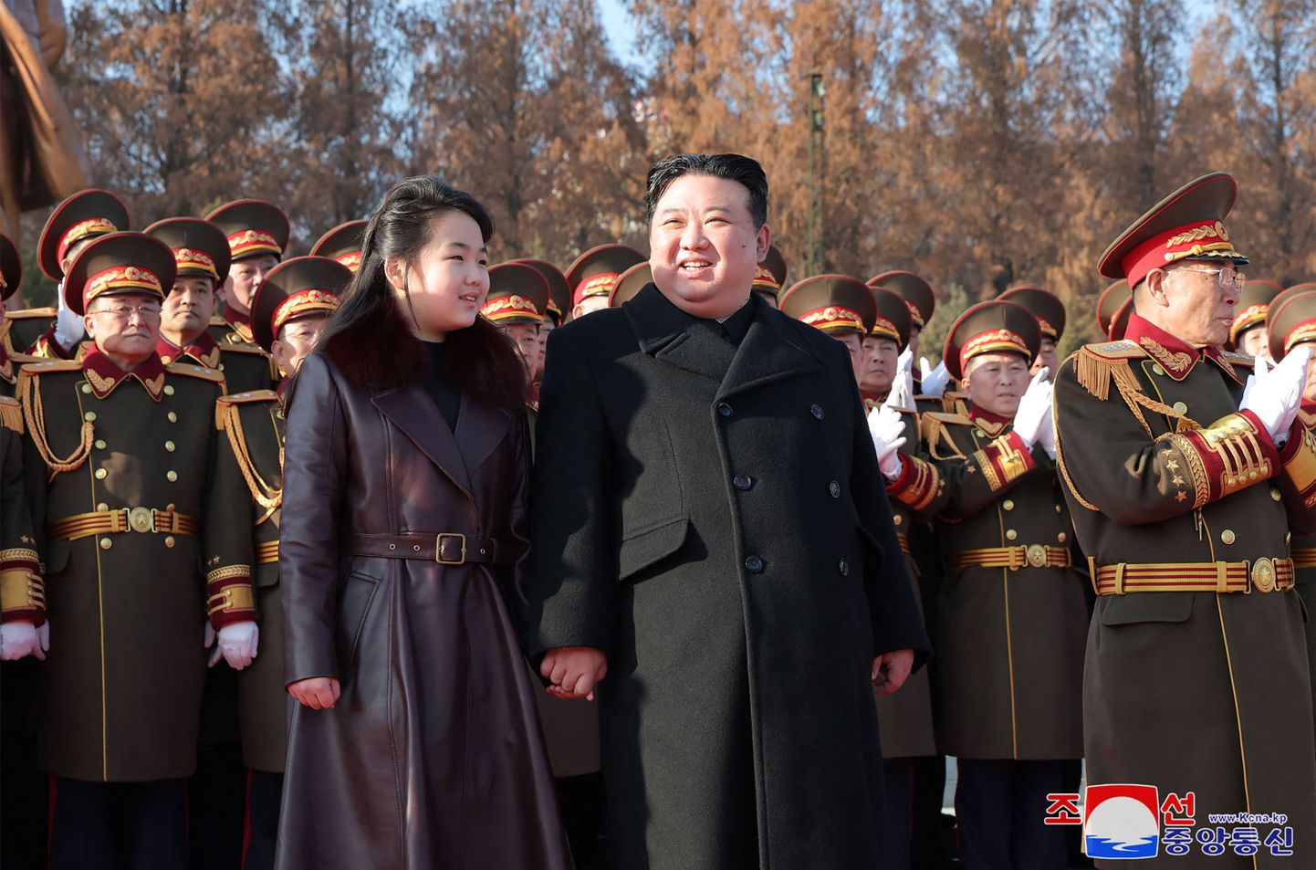 Põhja-Korea diktaator Kim Jong-un koos tütrega eile armee asutamise aastapäeva pidustustel.