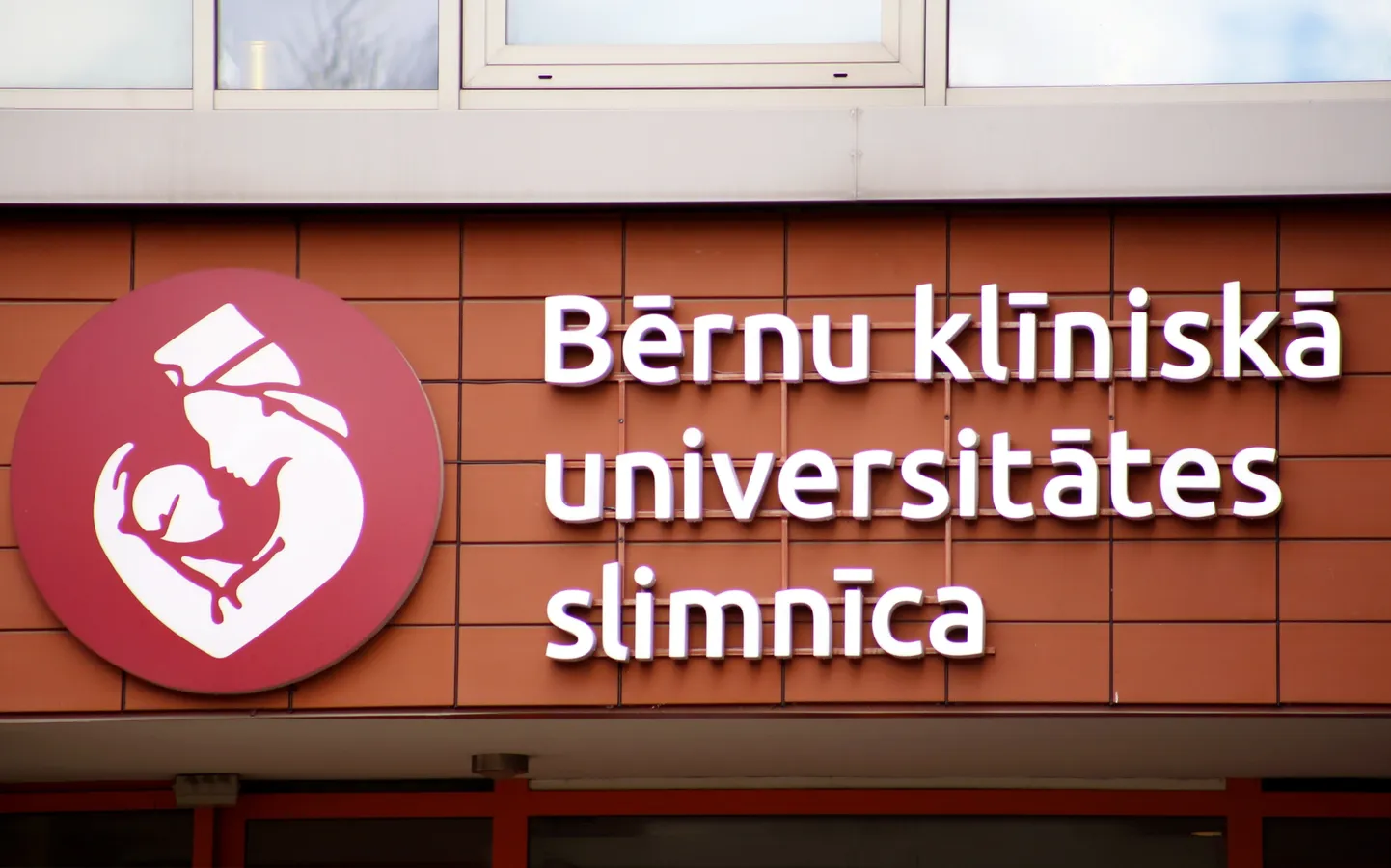 Bērnu klīniskās universitātes slimnīcas uzraksts.