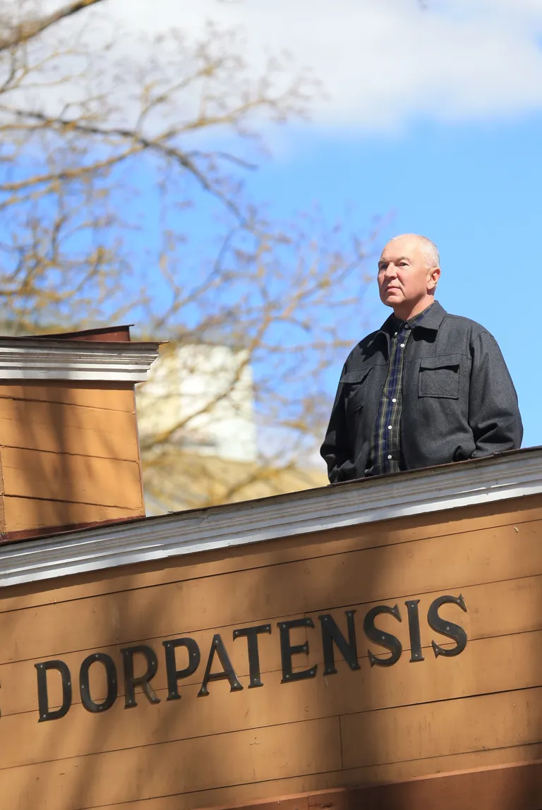 Luuletaja Indrek Hirv Inglisillal.
Foto MARGUS ANSU / TARTU POSTIMEES
