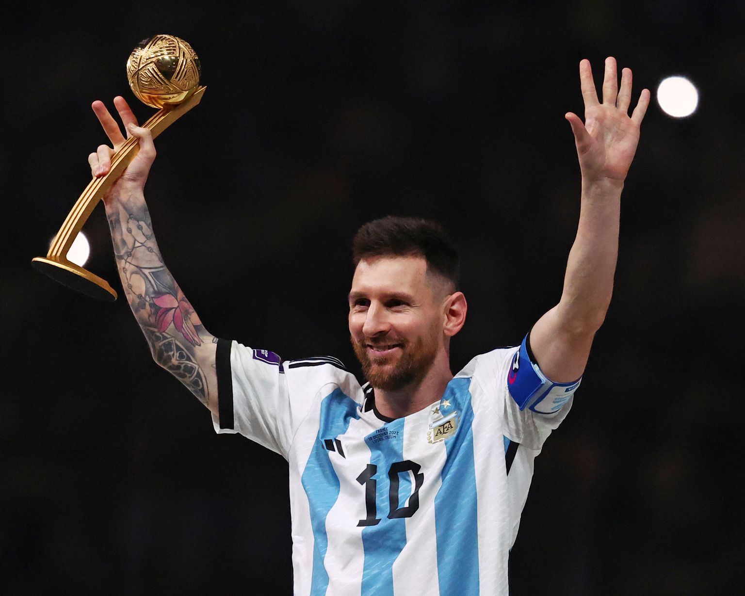Lionel Messi MMi parima mängija auhinnaga.