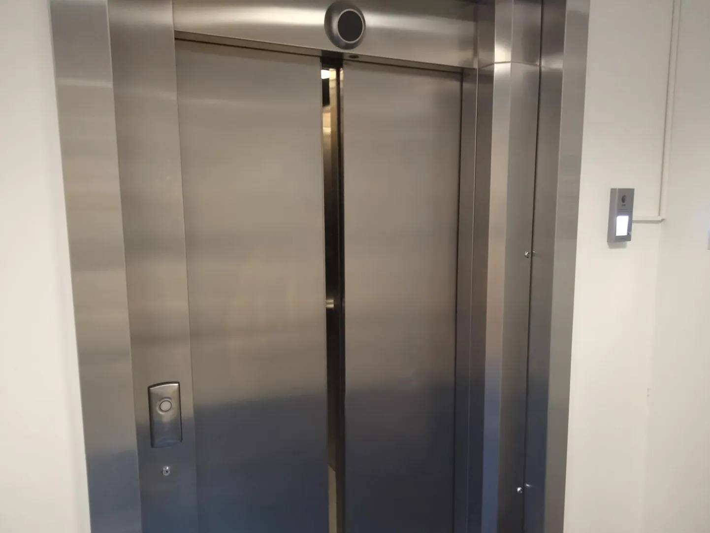 Päästjad käisid haiglas abistamas lifti kinni jäänud inimest. Foto on illustreeriv.