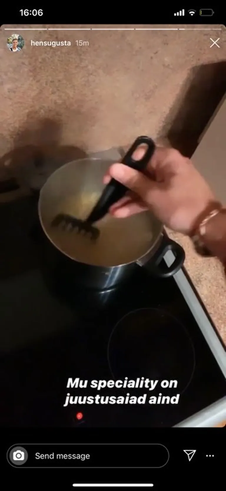 Hensugusta hüppas makaronide keetmisega tundmatus kohas vette.