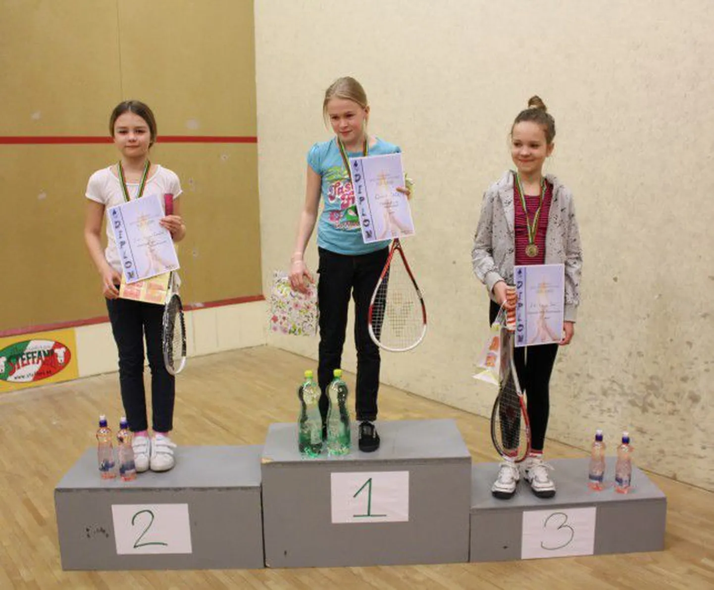 Kõige nooremate tüdrukte seas hõivasid poodiumi pärnakad Liisbeth Pahk, Eva-Maria Ereline ja Ele-Helina Sein.